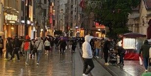 Taksim’de sağanak yağış vatandaşlara zor anlar yaşattı