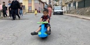 Sancaktepe’de ölüm teğet geçti: Küçük çocuk, cipin altından yara almadan kurtuldu