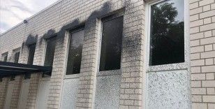 Almanya'da bir caminin duvarları boya torbaları fırlatılarak kirletildi
