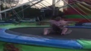 Küçük kız trambolinde zıplarken halat koptu
