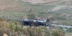 Niğde'de otobüsün devrilmesi sonucu 2 kişi öldü, 42 kişi yaralandı