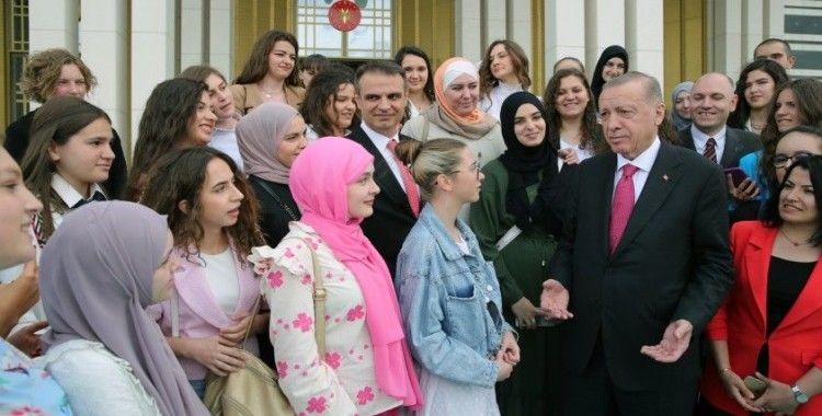 Cumhurbaşkanı Erdoğan, Sırbistan Novi Pazar Türk Kültür Merkezi öğrencilerini kabul etti