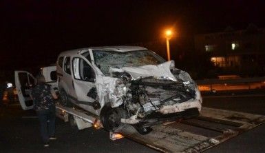 3 aracın birbirine girdiği kazada minibüs paramparça oldu