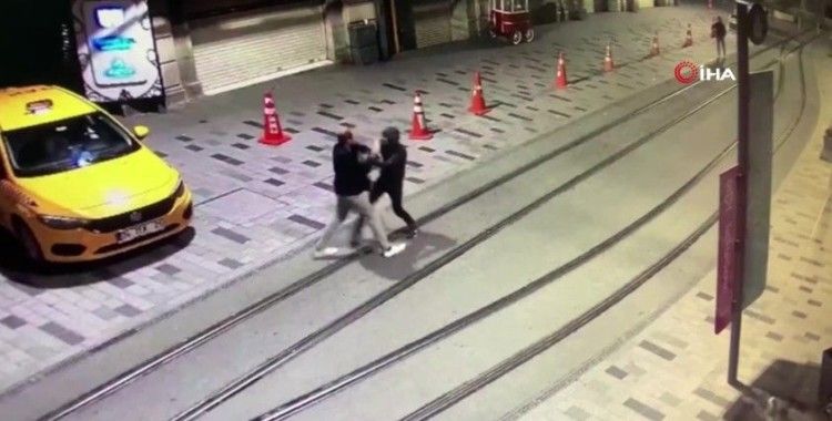 Dehşet anları kamerada: İngiliz turisti bıçaklayıp gasp ettiler