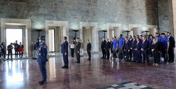 Avrupa şampiyonu Anadolu Efes'ten Anıtkabir'e ziyaret