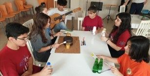 Atık malzemeleri müzik aletlerine dönüştüren lise öğrencileri orkestra kurdu