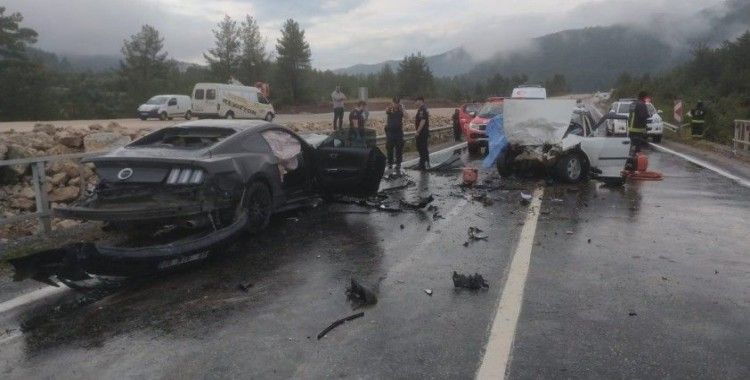 Antalya’da otomobiller kafa kafaya çarpıştı: 1 ölü, 3 yaralı