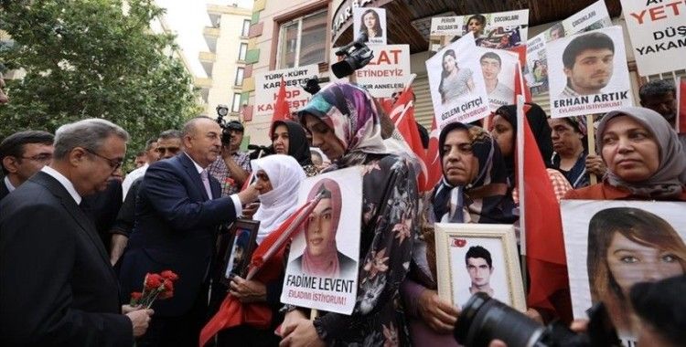 Dışişleri Bakanı Mevlüt Çavuşoğlu, Diyarbakır annelerini ziyaret etti