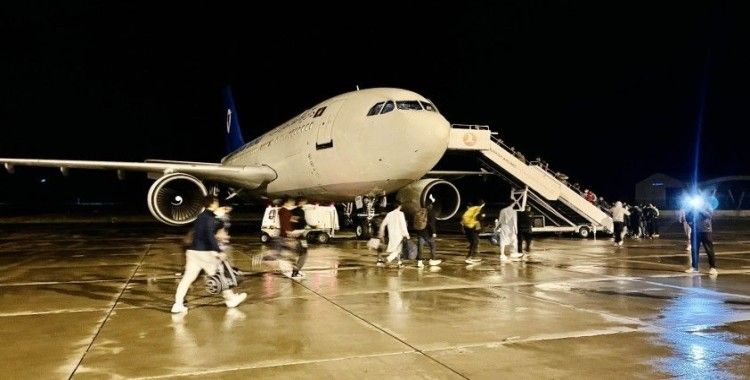 Ağrı’da sınır dışı edilen 227 Afgan göçmen uçakla ülkelerine gönderildi