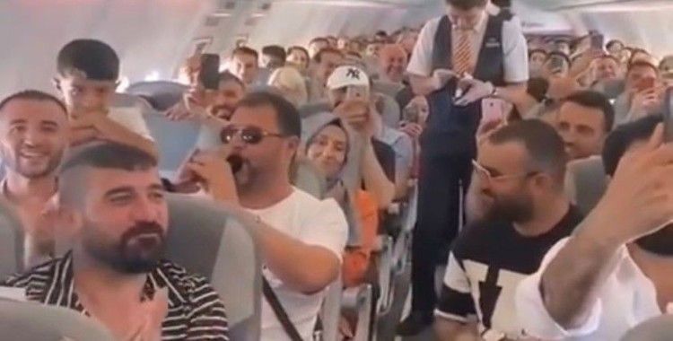 Diyarbakır-Antalya uçağında baba ve oğullarının zurna ve dabrukalı eğlencesi