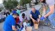 Almanya'da Türk gençleri sokakta yaşayanlara gıda yardımında bulundu