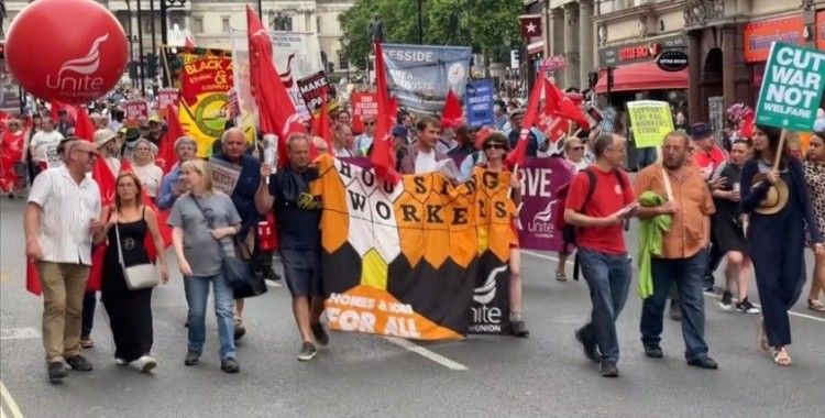 Londra'da binlerce kişi hayat pahalılığına karşı yürüdü