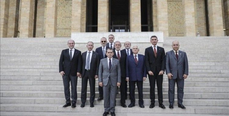 Galatasaray Başkanı Dursun Özbek, yönetim kurulu üyeleriyle Anıtkabir'i ziyaret etti