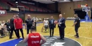 Bakan Çavuşoğlu, Türkiye Tekerlekli Sandalye Basketbol Erkek Milli Takımıyla buluştu