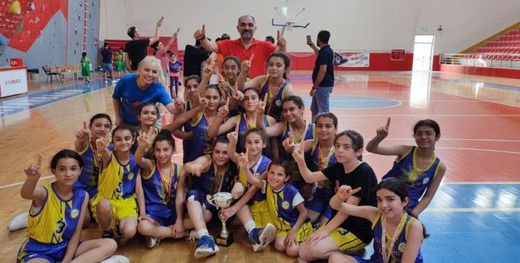 Bağlar Belediyespor'un 12 yaş altı basketbol takımı namağlup Diyarbakır Şampiyonu