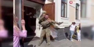 Ukrayna’da gelinlik ve damatlığın yerini askeri üniforma aldı