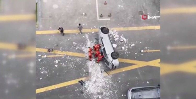Çin’de elektrikli otomobil 3. kattan düştü: 2 ölü