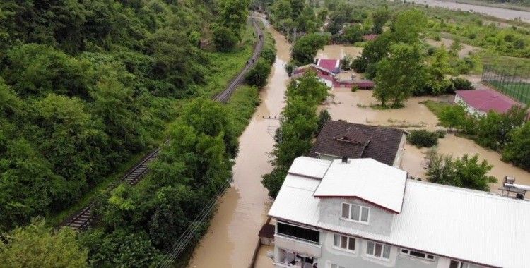 AFAD, sular altında kalan mahallede vatandaşları botla kurtardı