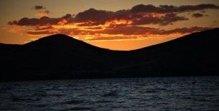 Hazar Gölü’nde günbatımı kartpostallık görüntüler oluşturdu