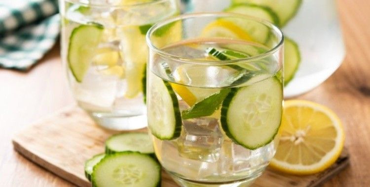 Su içemeyenlere 3 aromalı su önerisi