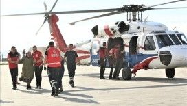 Sel bölgesindeki diyaliz hastaları hastaneye helikopterle ulaştırılıyor