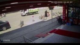 Sancaktepe'de İETT otobüsü, karşıdan karşıya geçen kadın ve küçük kıza çarptı