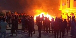 Libya'da eylemciler Tobruk'taki Temsilciler Meclisini ateşe verdi