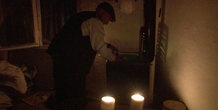 Eşini defnettiği köyde 25 yıldır elektriksiz yaşıyor
