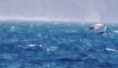 Yunanistan'da yangın söndürme helikopteri denize düştü, 2 mürettebat kayıp
