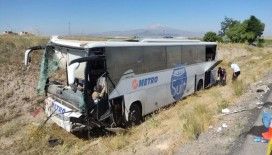 Yolcu otobüsü yoldan çıktı: 1'i ağır 17 yaralı
