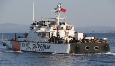 Balıkçı teknesinde 226 göçmenin yakalanma anları kameralara yansıdı