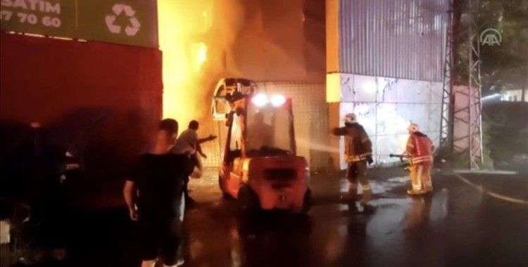 İstanbul'da geri dönüşüm fabrikasında yangın çıktı