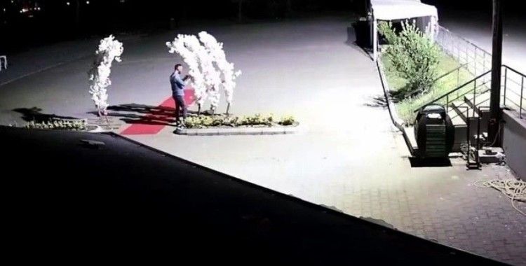 Düğün organizasyonu için bırakılan yapay çiçekleri çaldı