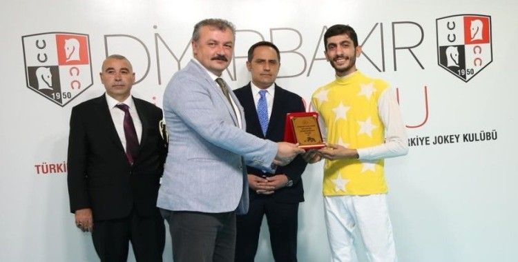 Diyarbakır hipodromunda koşu heyecanı sürüyor