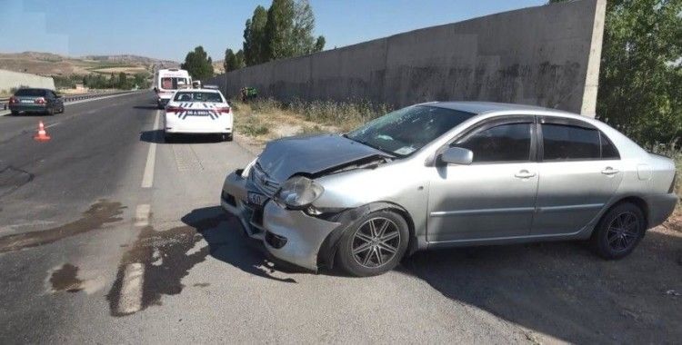 Sivas’ta otomobiller çarpıştı: 4’ü çocuk 13 yaralı