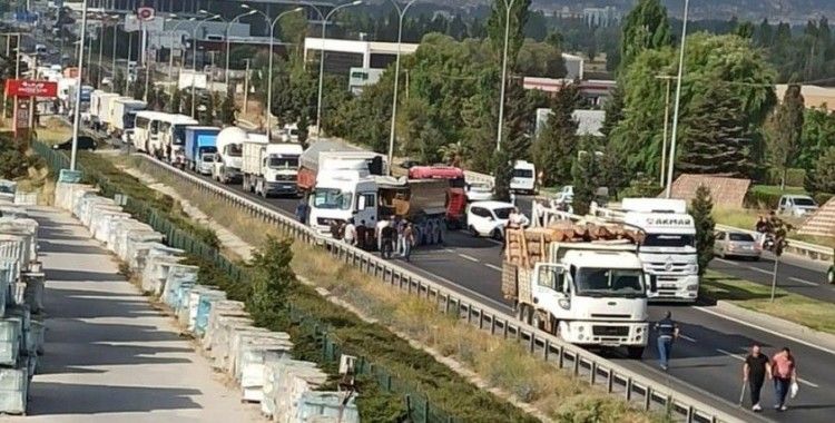 Kütahya-Eskişehir karayolunda iki tır çarpıştı, trafik kilitlendi