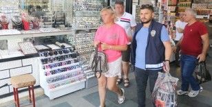 Macaristanlı çiftin kuyumcudaki hırsızlığı, işyeri sahibinin dikkatine takıldı
