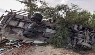 Kamyon ile tur otobüsü çarpıştı