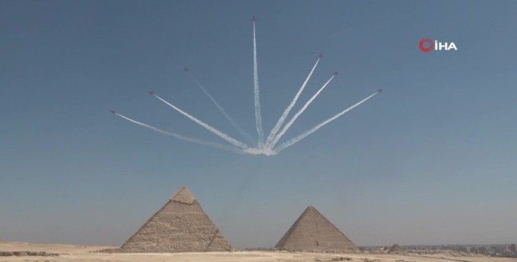 Mısır piramitlerinde uçuş gösterisi