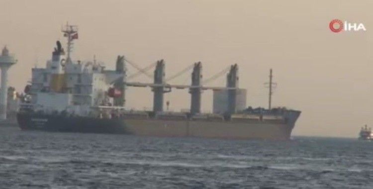 Ukrayna’dan gelen “Navi-Star” gemisi denetimlerin ardından İstanbul Boğazı’dan geçti