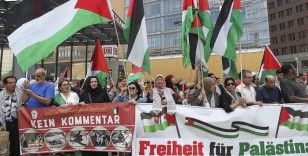 Almanya'da İsrail'in saldırısı altındaki Gazze ile dayanışma gösterisi yapıldı