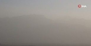 Yüksekova’da dağlar toz bulutunda kayboldu
