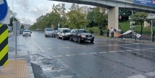 Yağmurun etkisiyle kayganlaşan yolda 4 araç birbirine girdi