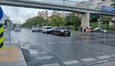 Yağmurun etkisiyle kayganlaşan yolda 4 araç birbirine girdi