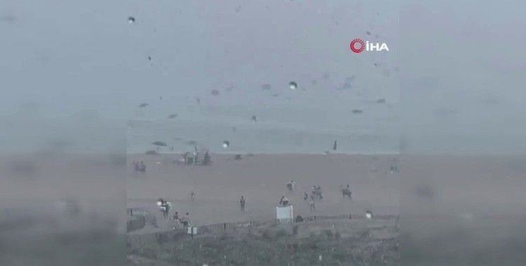 ABD’de şiddetli rüzgar şemsiyeleri okyanusa uçurdu
