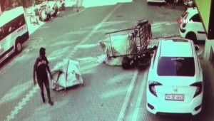 Motosikletin önünü kaldırmaya çalışan kağıt toplayıcıları park halindeki araca çarptı