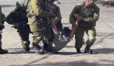 İsrail askerleri, Filistinli genci yerde sürükleyerek gözaltına aldı
