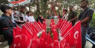 Eren Bülbül’ü korurken 41 kurşunla şehit olan Astsubay Ferhat Gedik’in kabrine 41 Türk bayrağı dikildi
