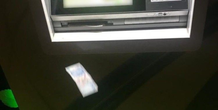 Şaşkın vatandaşın ATM’ye fazla yüklediği paralar yola saçıldı