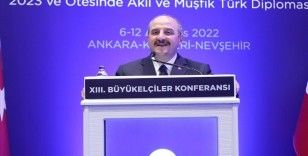 Bakan Varank: Türkiye, diline, dinine, ırkına bakmaksızın tüm dünyaya nefes olmaya devam ediyor